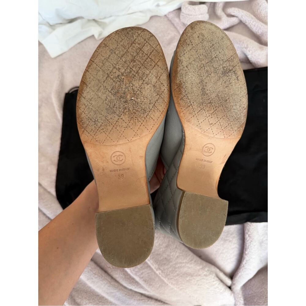 🗽CHANEL Quilted Leather Slide Mules with Silver CC Chain Logo | Size 39 - Picture 4 of 5